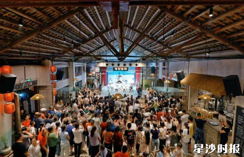 初恋茶馆由1979年的老供销社改造而来,红色基因、农耕文脉、乡土情怀在此交融共生。 初恋茶馆由1979年的老供销社改造而来,红色基因、农耕文脉、乡土情怀在此交融共生。