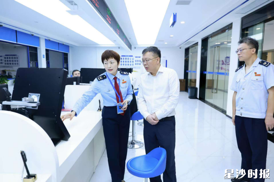 郑以仁在国家税务总局长沙县税务局第一税务所调研。 郑以仁在国家税务总局长沙县税务局第一税务所调研。