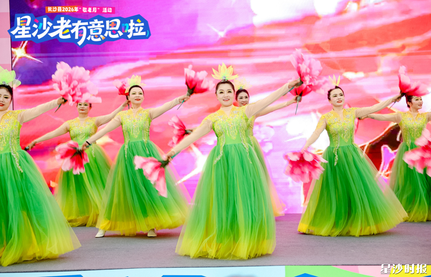 精彩的歌舞表演等活动轮番登台。 精彩的歌舞表演等活动轮番登台。