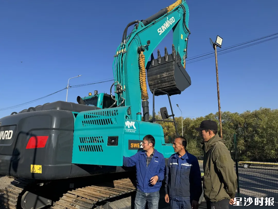 山河智能组建了属地化专业团队,持续加强与当地代理商及合作伙伴的协同联动。图为山河智能服务人员对海外客户进行现场培训。 山河智能组建了属地化专业团队,持续加强与当地代理商及合作伙伴的协同联动。图为山河智能服务人员对海外客户进行现场培训。
