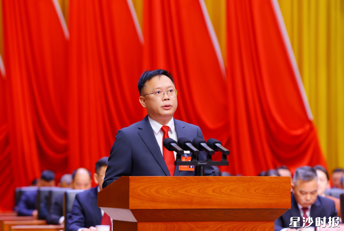 郑以仁代表县第十八届人民政府向大会报告工作。曾诗怡 摄 郑以仁代表县第十八届人民政府向大会报告工作。曾诗怡 摄